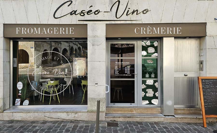 Habillage de vitrine et signalétique Caséo-Vino par l'agence de communication Chapixie