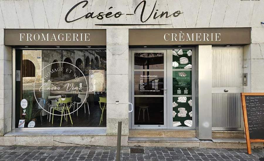 Habillage de vitrine et signalétique Caséo-Vino par l'agence de communication Chapixie